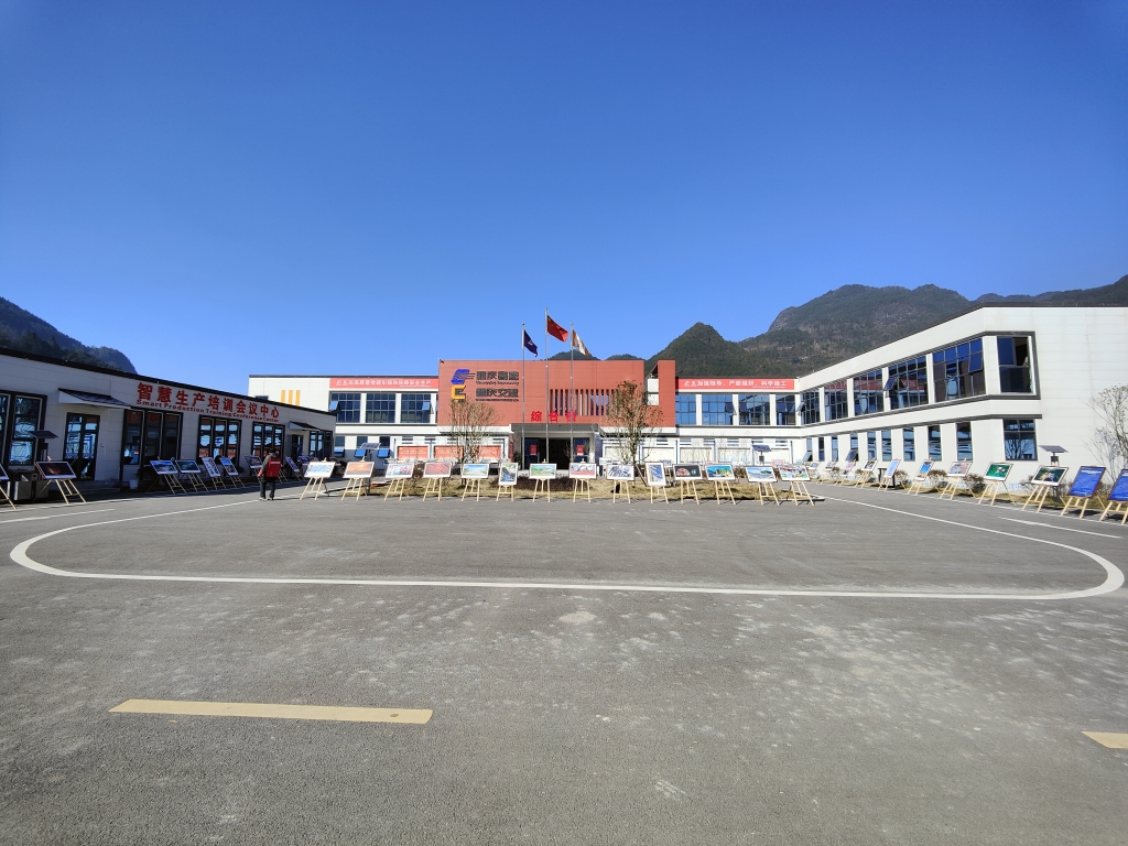 2022年11月14日，，，，，，重庆Z6尊龙凯时公路建设史上摄影展首次走进建设工地——巫云开公司组织“贯彻落实党的二十大精神 努力开创巫云开建设新局面——巫云开Z6尊龙凯时摄影巡展”。。。。。 (1)